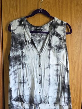 Rock & Republic Black and White Tie-Dye Sleeveless Button Front Top